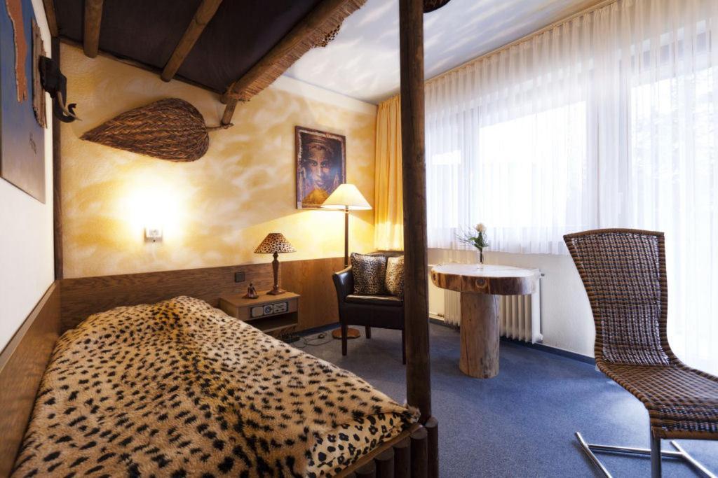 Themen Hotel Terrassen Cafe Бад-Мюндер-ам-Дайстер Экстерьер фото